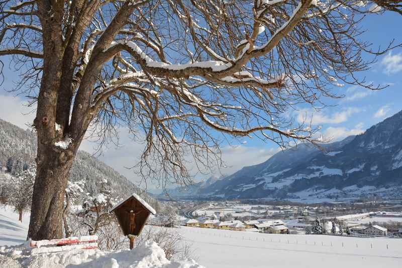 Sonnig Winterwandern in Tirol mit Ausblick auf das Inntal