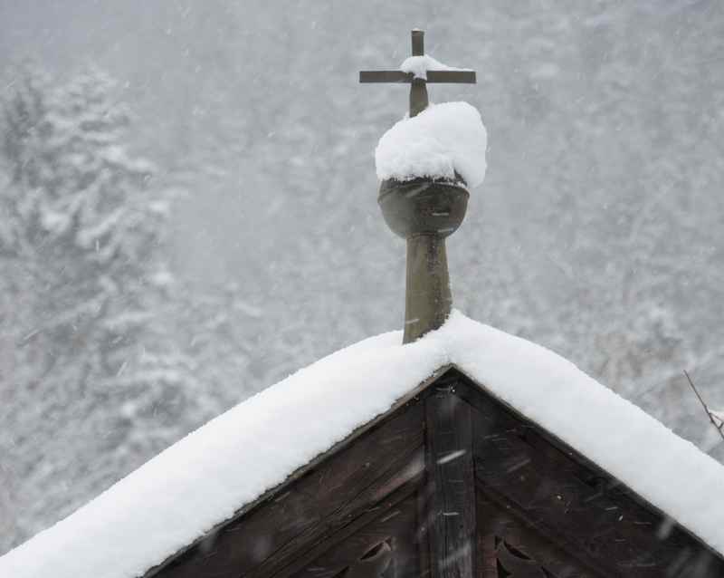 Winterwanderung in Hall in Tirol, stimmungsvoll mit frischem Schnee