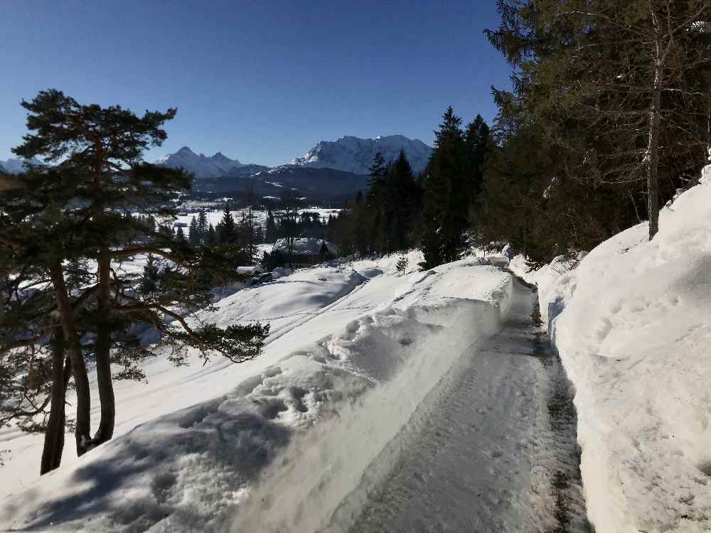 Auf dem geräumten Magdalena - Neuner - Panoramaweg führt die Winterwanderung in Wallgau hinauf