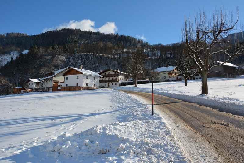 Vorbei an alten Bauernhäusern führt die Winterwanderung in Buch in Tirol am Fuße der Tuxer Alpen 