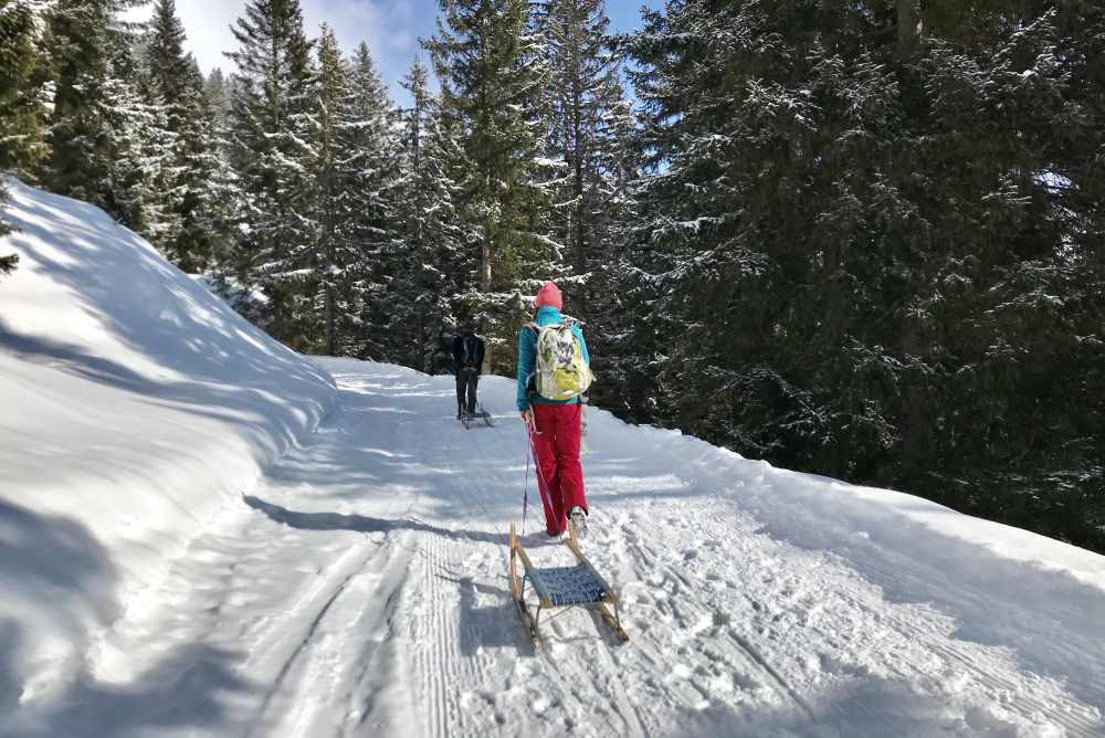 Schneewanderung Tirol: Immer weiter hinauf auf der Rodelbahn zur Wettersteinhütte