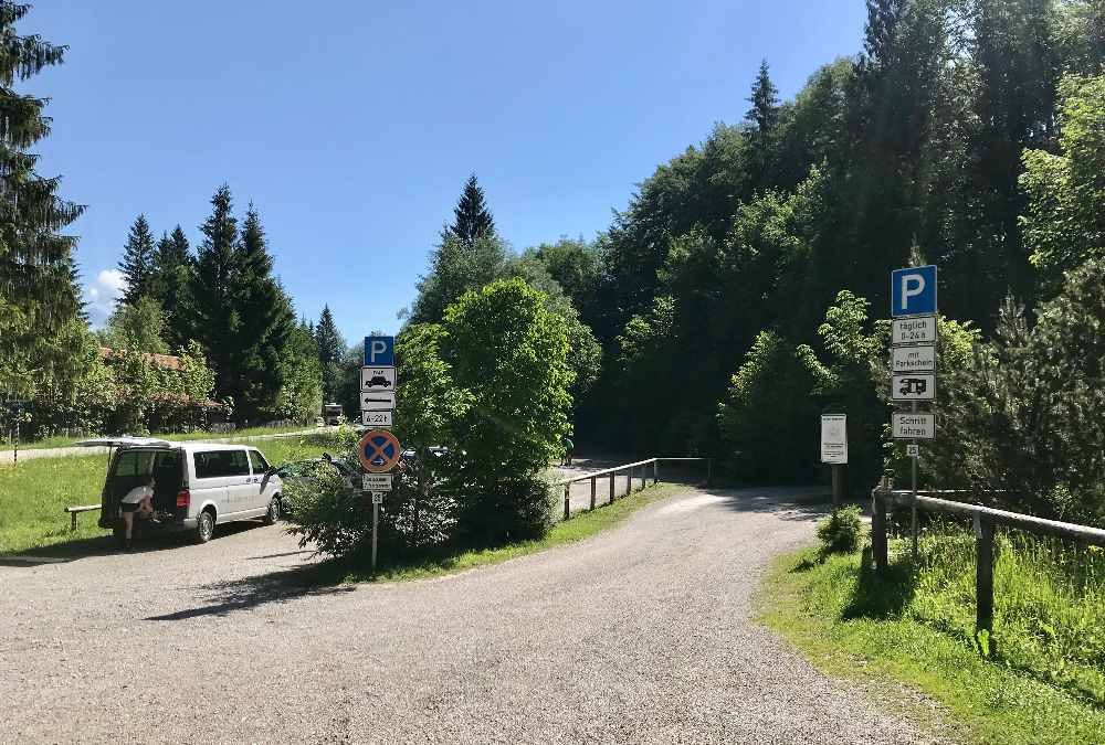 Das ist Parkplatz am Walchensee in Einsiedl - wo man auch mit Wohnmobil und Campingbus über Nacht parken darf.