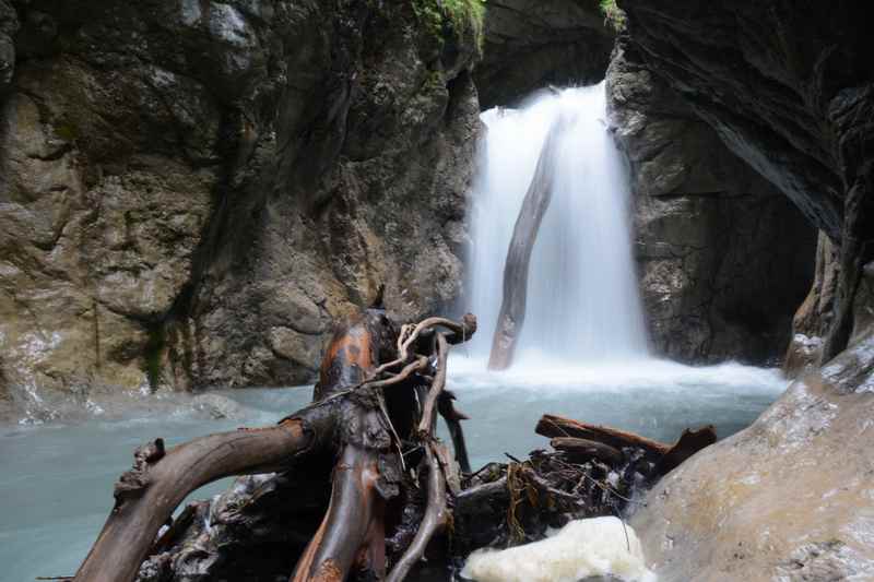 Die Karwendeltour - die bekannteste Hüttenwanderung im Karwendel - führt auch durch diese schöne Klamm, die Wolfsklamm