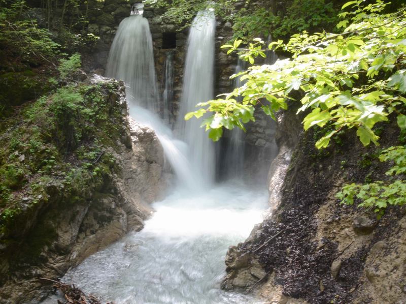 Tosende Wasserfälle bei der Wolfsklamm Wanderung in Tirol 