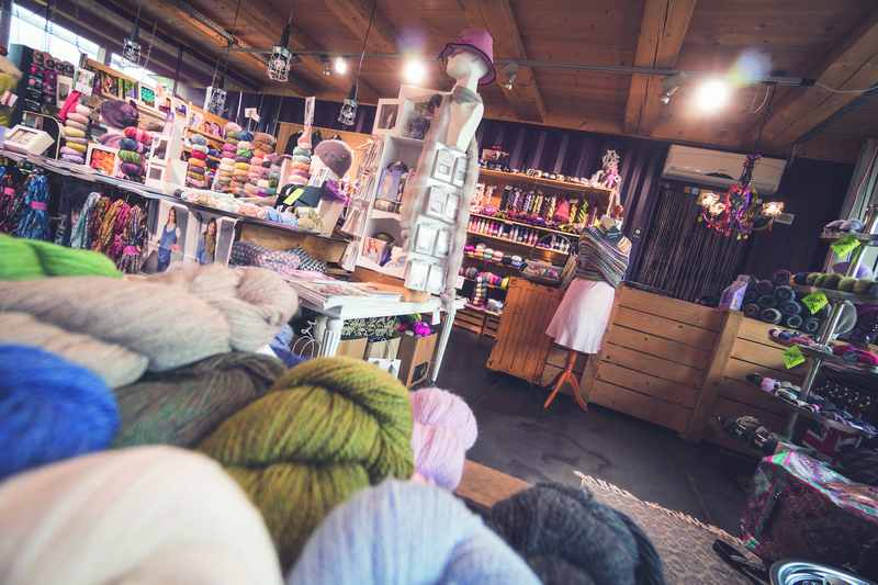 Über 300 Wollsorten, Garne und exklusives Strickzubehör in der Wollboutique in Kolsass, Foto: Tom Bause