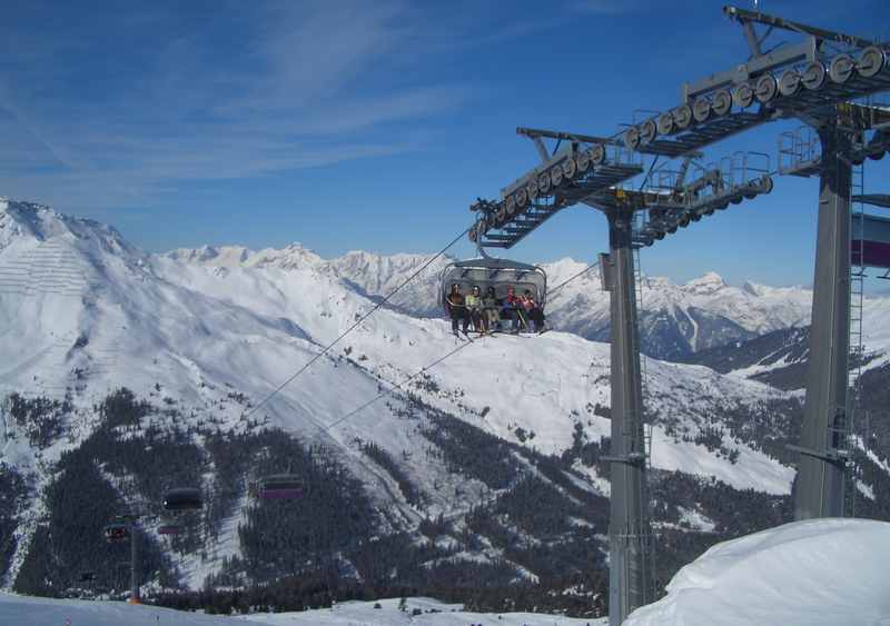 Skigebiet Hochfügen:  Hochgelegenes Skigebiet im Zillertal, hinten die Berge des Karwendel 