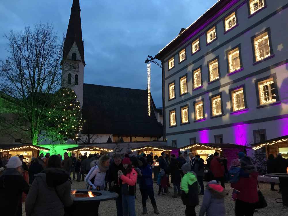 Das ist die Stimmung auf dem Weihnachtsmarkt in Fügen im Zillertal