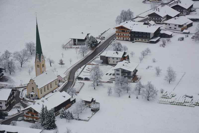 Im Zillertal winterwandern zur Brettfallkapelle bei Strass, Tirol
