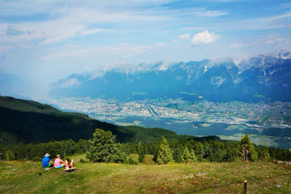 Mit der Glungezer Bergbahn kommst du zu diesem Ausblick über Innsbruck und das Karwendel