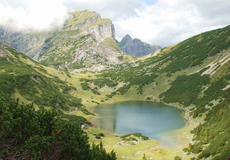 Der Zireiner See mit der Rofanspitze hinten