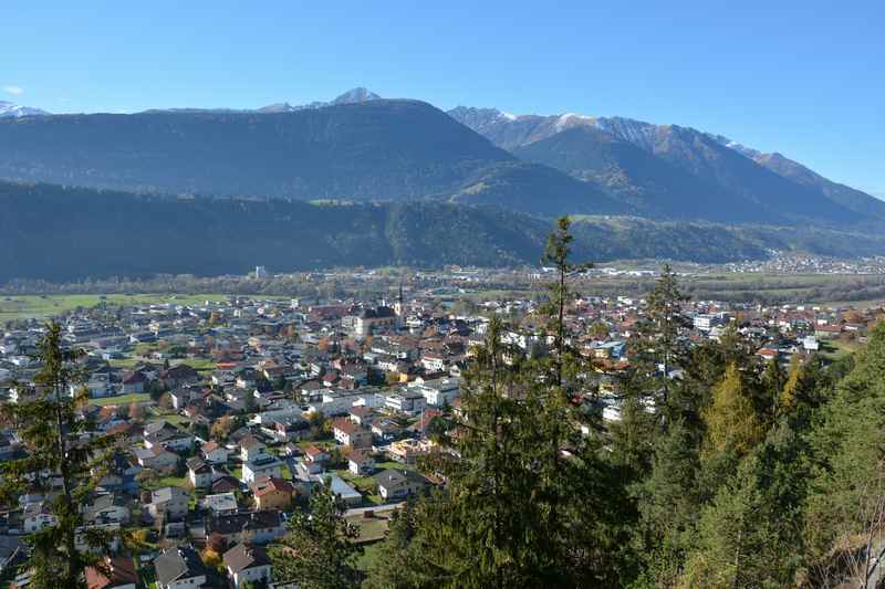 Der Blick über den Ort Zirl in Tirol, vom Kalvarienberg aus mit dem Inntal