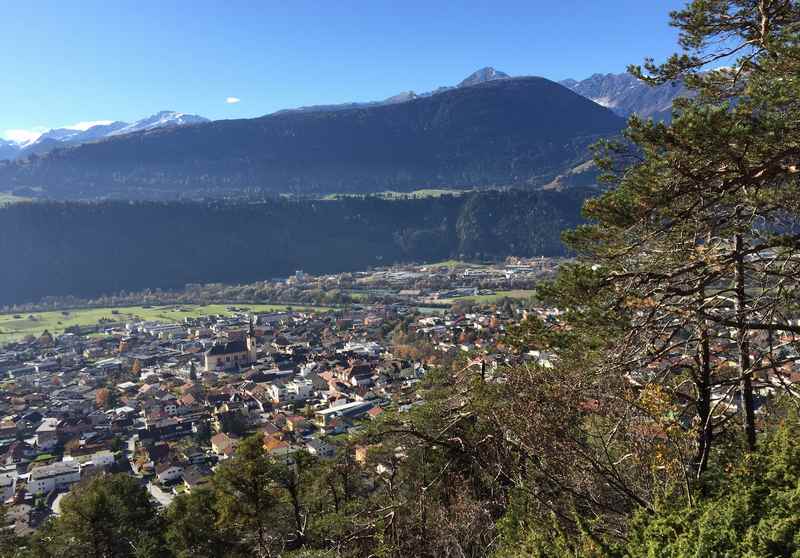 In Zirl aus dem Inntal biken in Richtung Magdeburger Hütte im Karwendel