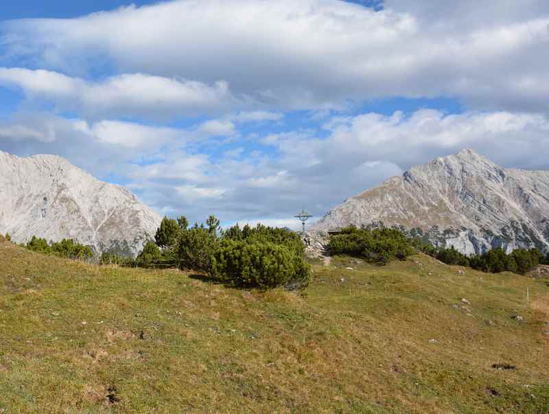 Über die Wiese auf den Zunterkopf wandern, oberhalb von Hall in Tirol