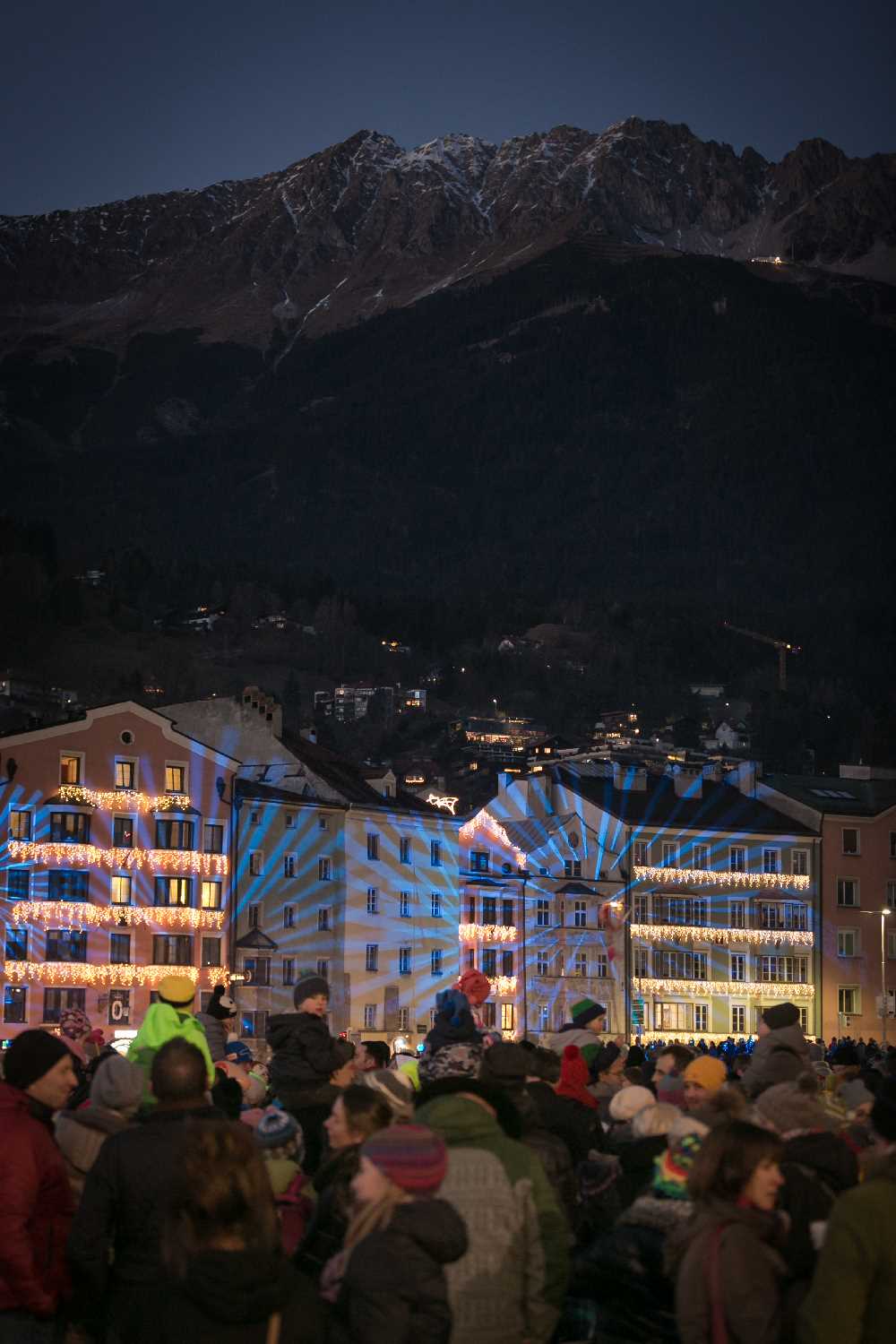 Viel los ist auf dem Marktplatz in Innsbruck rund um das Goldene Dachl, Foto: Emanuel Kaser