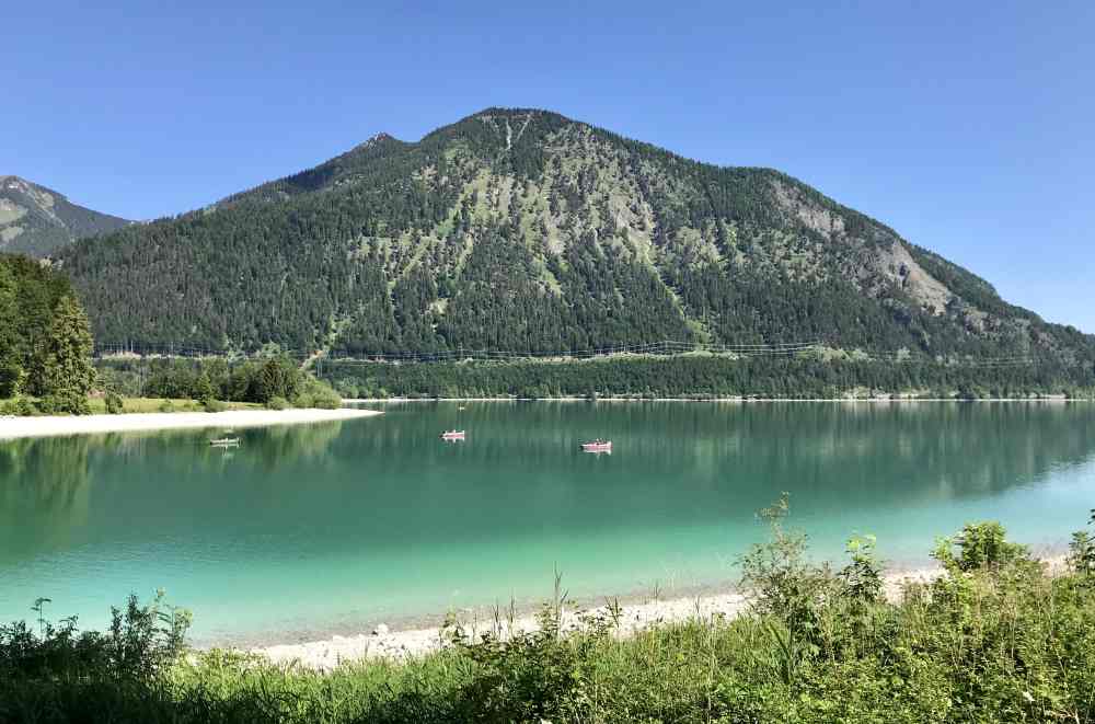 Türkisblauer Badesee und Kieselstrand - das ist die Halbinsel Zwergern, mit Blick zum Herzogstand