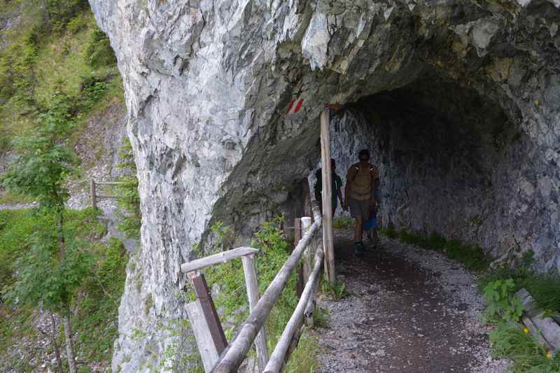Durch diese Tunnel auf den Zwölferkopf beim Achensee wandern mit Kindern - das macht Spaß