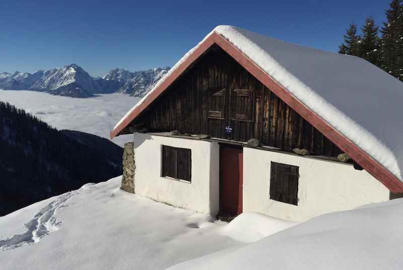 Schön sonnig: Die alte Kellerjochhütte auf 1846 Metern, dahinter das Karwendel 
