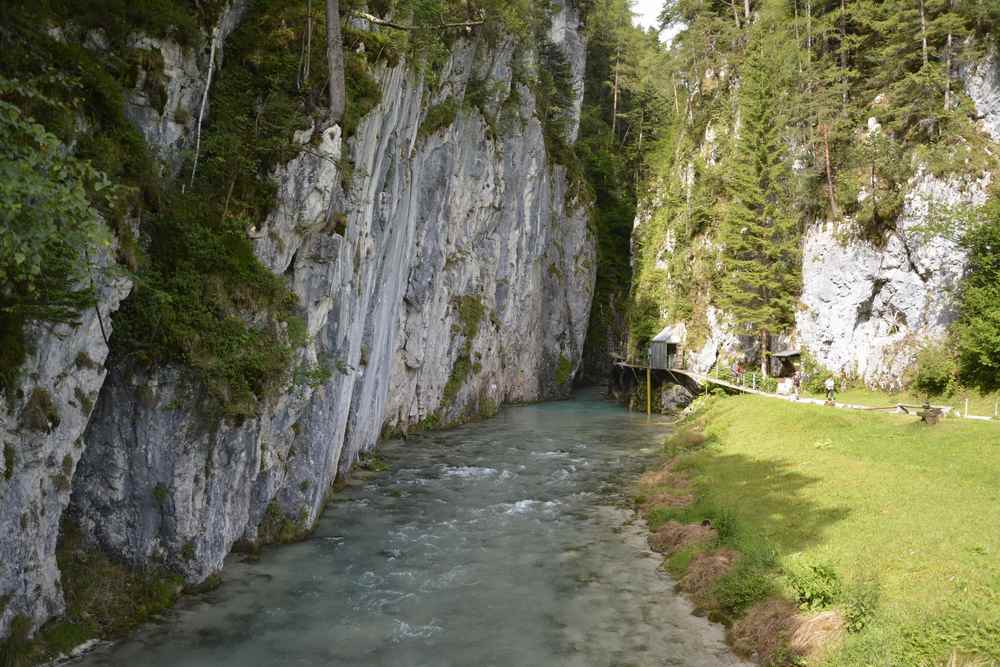 Nach 15 Minuten sieht man das erste Mal die Leutaschklamm - sie wurde 1830 erschlossen. Hier beginnt der sogenannte Wasserfallsteig.