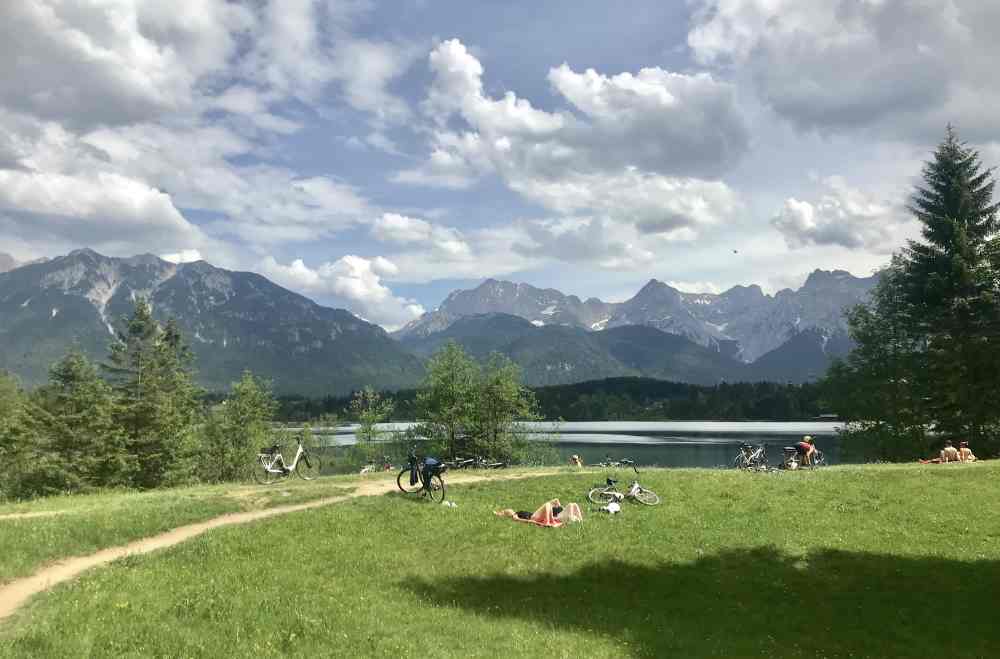 Das ist das Panorama vom Karwendel mit der Wiese am Barmsee