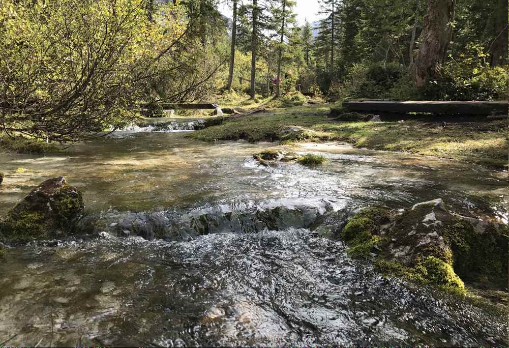 Eine romantische Flußlandschaft mitten im schroffen Karwendelgebirge