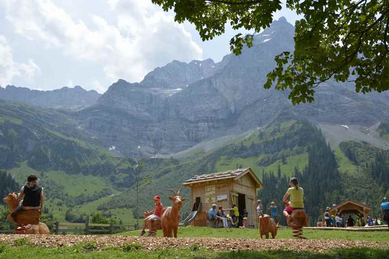 Kostenloser Eintritt zum Spielplatz am Ahornboden und einfache Anreise mit dem Auto: Der Spielschatz Engalm