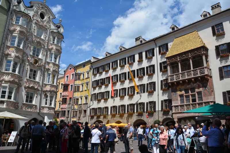 Das bekannte goldene Dachl in der prachtvollen Herzog Friedrich Strasse in der Altstadt Innsbruck