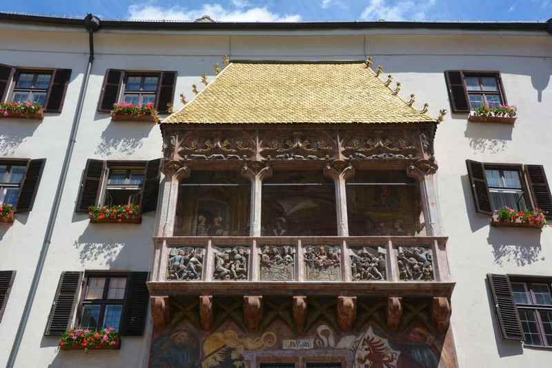 Ziel Adlerweg Innsbruck: Am Tagesende vor dem goldenen Dachl in Innsbruck stehen