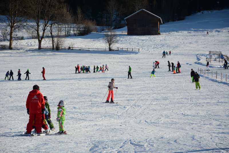 Skiurlaub mit Kindern im Karwendel: Gratis Kinderskikurs in Tirol in den Familienskigebieten beim Karwendel