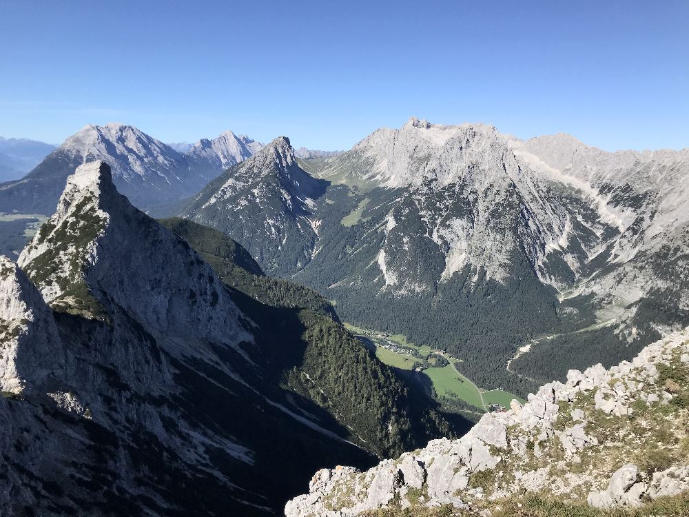 Grosse Arnspitze wandern - und diesen Ausblick auf das Wettersteingebirge geniessen