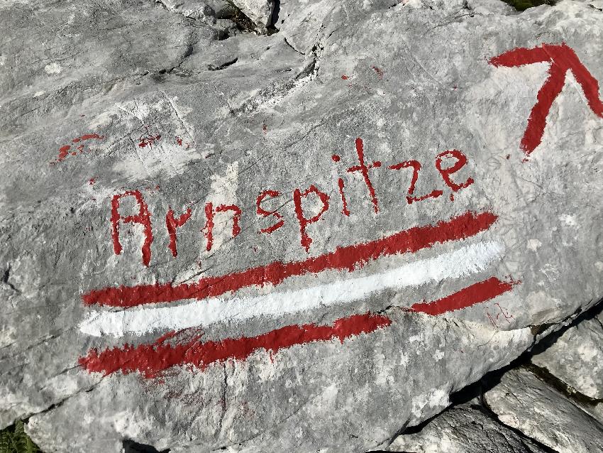 Folge der Markierung hinter der Arnspitzhütte nach links, geradeaus geht´s hinunter in Richtung Mittenwald