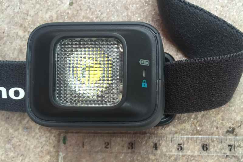 Die Maße der Stirnlampe sind gering - das Gehäuse ist rund 4 cm breit! Eine LED zeigt den Ladezustand des Akku an. Eine Sperrfunktion gibt es auch.