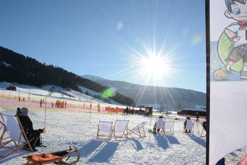 Skiurlaub mit Kindern im Familienskigebiet Tirol: In Weerberg im Liegestuhl sitzen, sonnen und den Kindern im Skikurs zuschauen