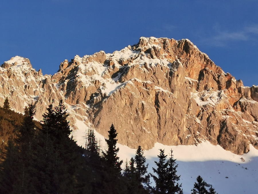 Auf der Schneewanderung kannst du von der Hütte diesen Sonnenaufgang erleben