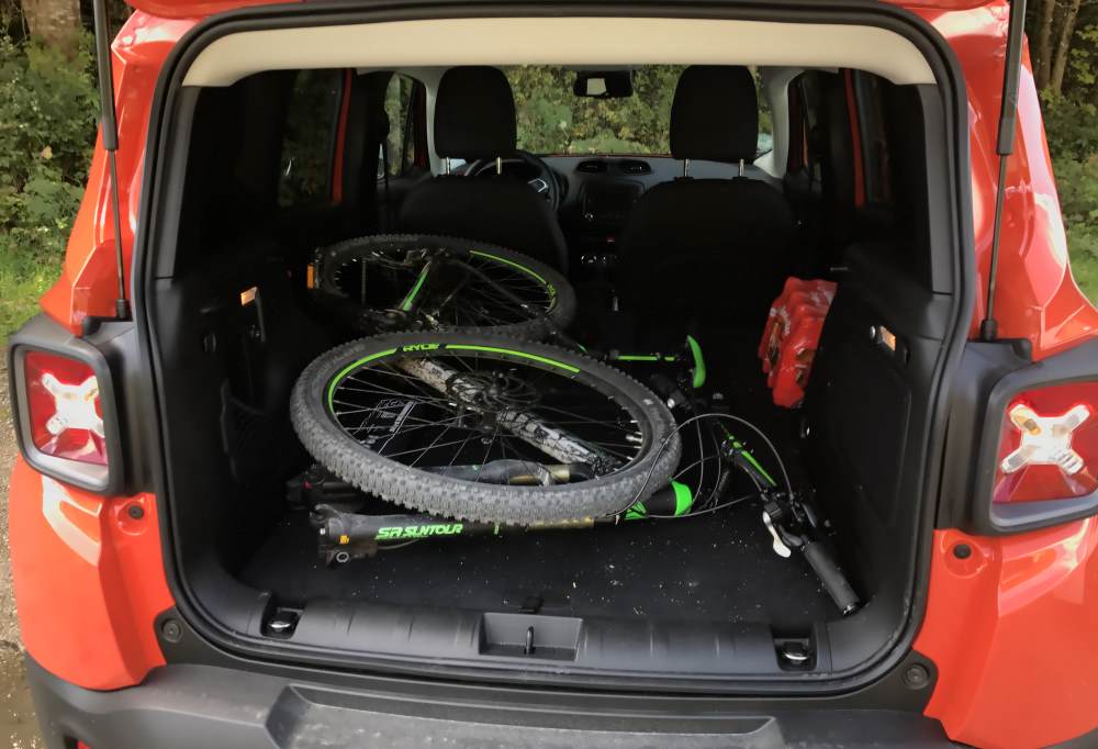 Im JEEP - Kofferraum findet mein Mountainbike Platz 