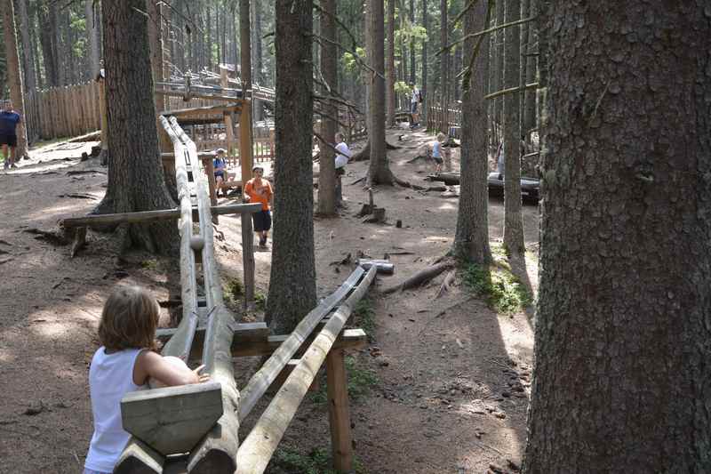 Zu dieser riesigen Kugelbahn im Wald wollen wir: Das Ausflugsziel Kugelwald