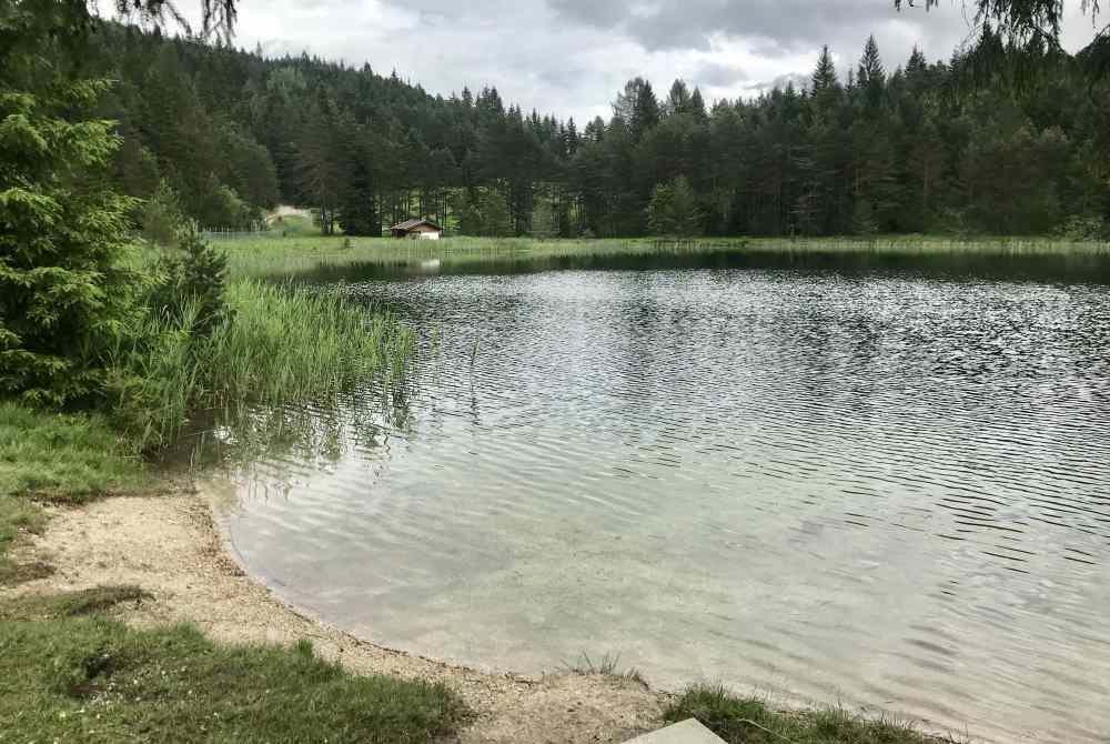 Das ist der Seezugang am Ufer des Luttensee in Mittenwald