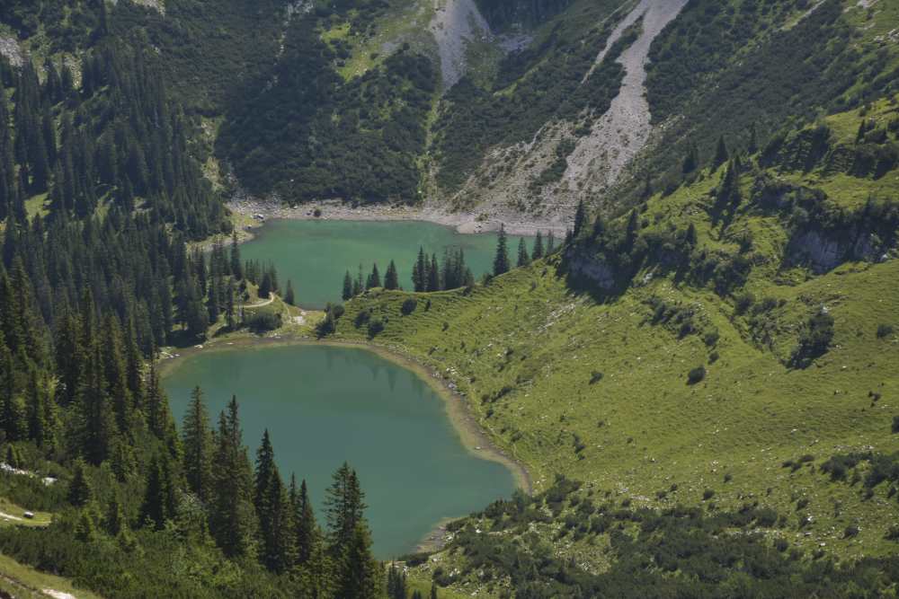 Zwischen dem Soiernhaus und der Schöttelkarspitze sehe ich die beiden Soiernseen das erste Mal