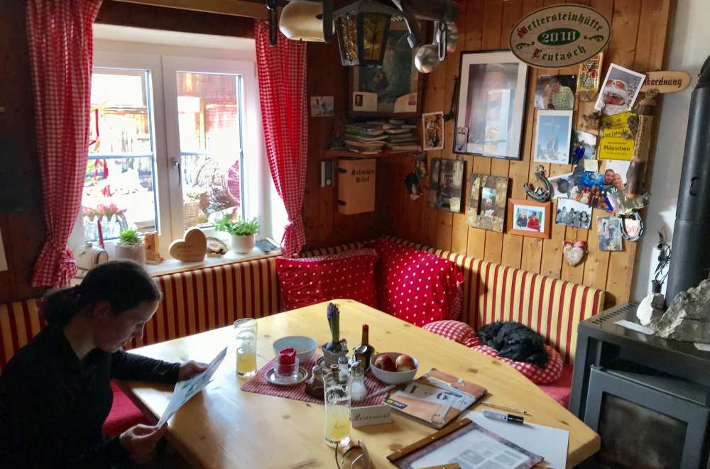 Und so gemütlich ist die Stube neben dem Ofen in der Wettersteinhütte