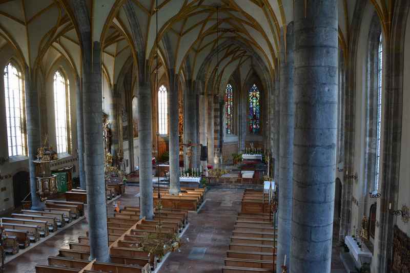 Der Blick in die vierschiffige Kirche in Schwaz, eine sehr prächtige Kirch in Tirol