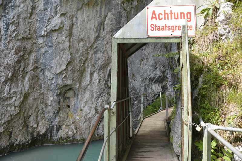 Am Eingang der Klamm die Grenze: Von Bayern nach Tirol wandern