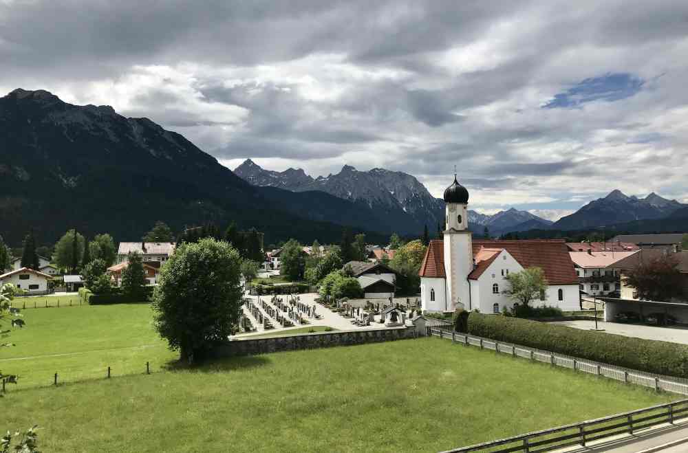 Wandern Wallgau: Vom Dorfplatz bei der Kirche geht es hinauf auf den Krepelschrofen 