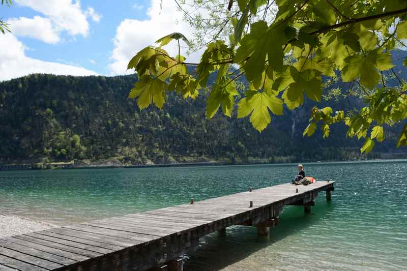 Vor der Gaisalm auf dem Steg am Achensee ausruhen