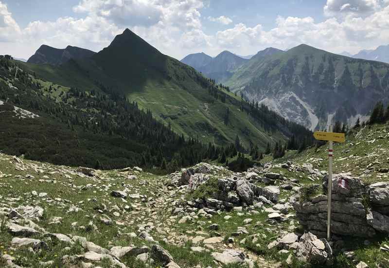 König Ludwig Karwendeltour: : Soviel schöne Berge gibt es auf der Wanderung am Scharfreiter zu sehen