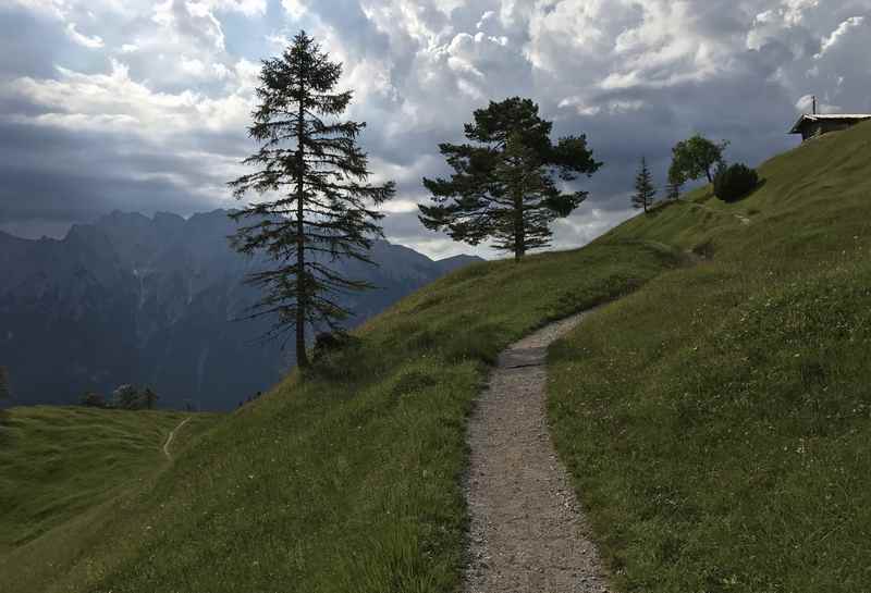 Die letzten Meter auf den Gipfel, rechts ganz klein die Holzhütte am Kranzberg