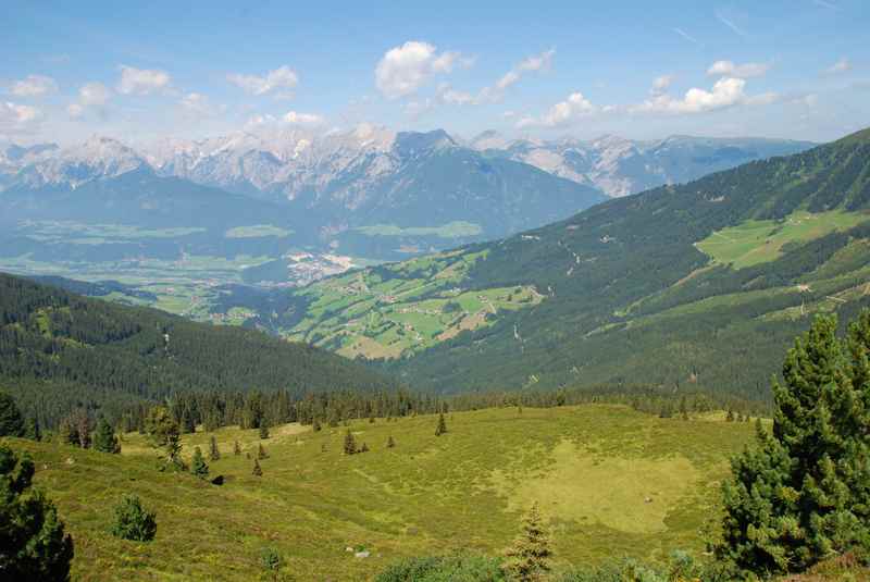 Der Ausblick von der Loas und dem Loassattel auf Inntal und Karwendel