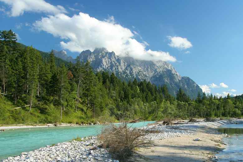 Warum ist die Isar grün? - hier in Krün, hat nichts mit der Farbe "grün" zu tun, Foto: Alpenwelt Karwendel