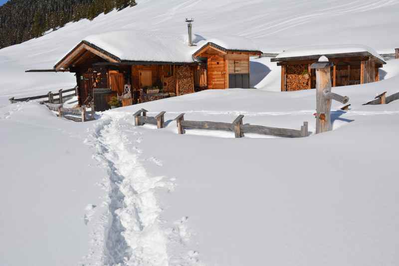 Wie funktioniert schneeschuhwandern? - man lernt es schnell und kann gleich eine leichte Schneeschuhwanderung auf eine Alm im Karwendel machen