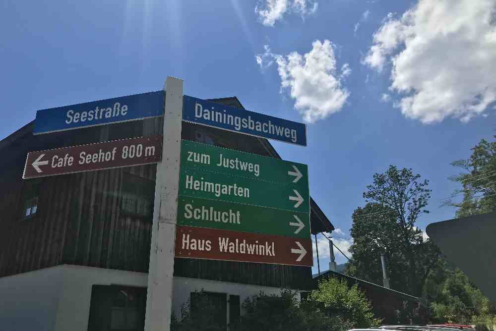 Wo ist die Schlucht am Walchensee? Das ist die Beschilderung an der Uferstraße.