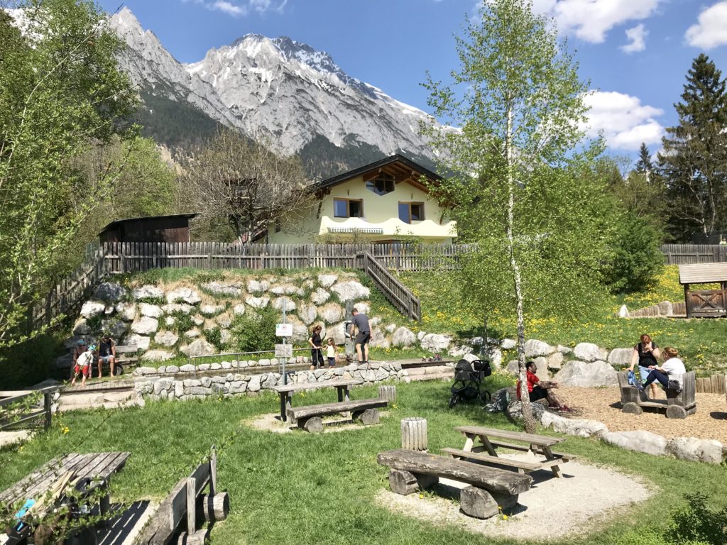 Ein Teil des Spielplatzes in Absam mit vielen Bänken für ein Picknick