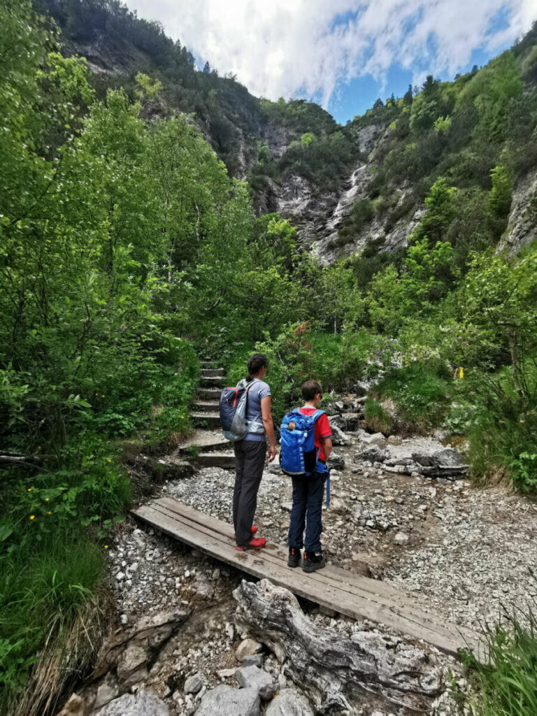 Kurz bevor wir Achenkirch erreichen, kommt ein kleiner Wasserfall von der Seekarspitze herunter